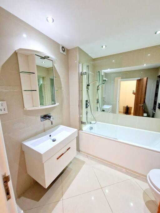 Modern Hyde Park Home With Private Entrance & Private Back Patio Near Bayswater & Paddington Stations Londra Esterno foto