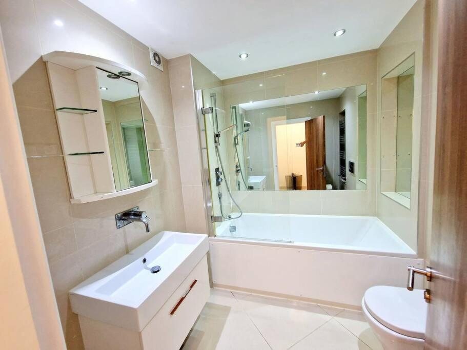 Modern Hyde Park Home With Private Entrance & Private Back Patio Near Bayswater & Paddington Stations Londra Esterno foto